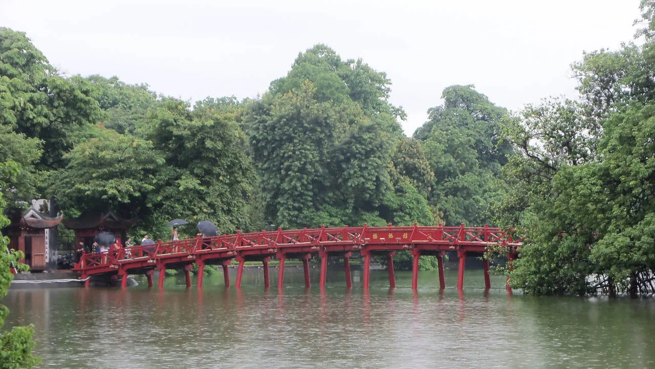 Le célèbre pont rouge en bois Huc traversant le lac Hoan Kiem à Hanoï au Vietnam.
