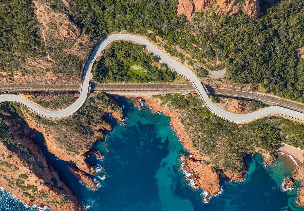La route de la Corniche d'or vue du ciel avec la mer bleue et la roche rouge