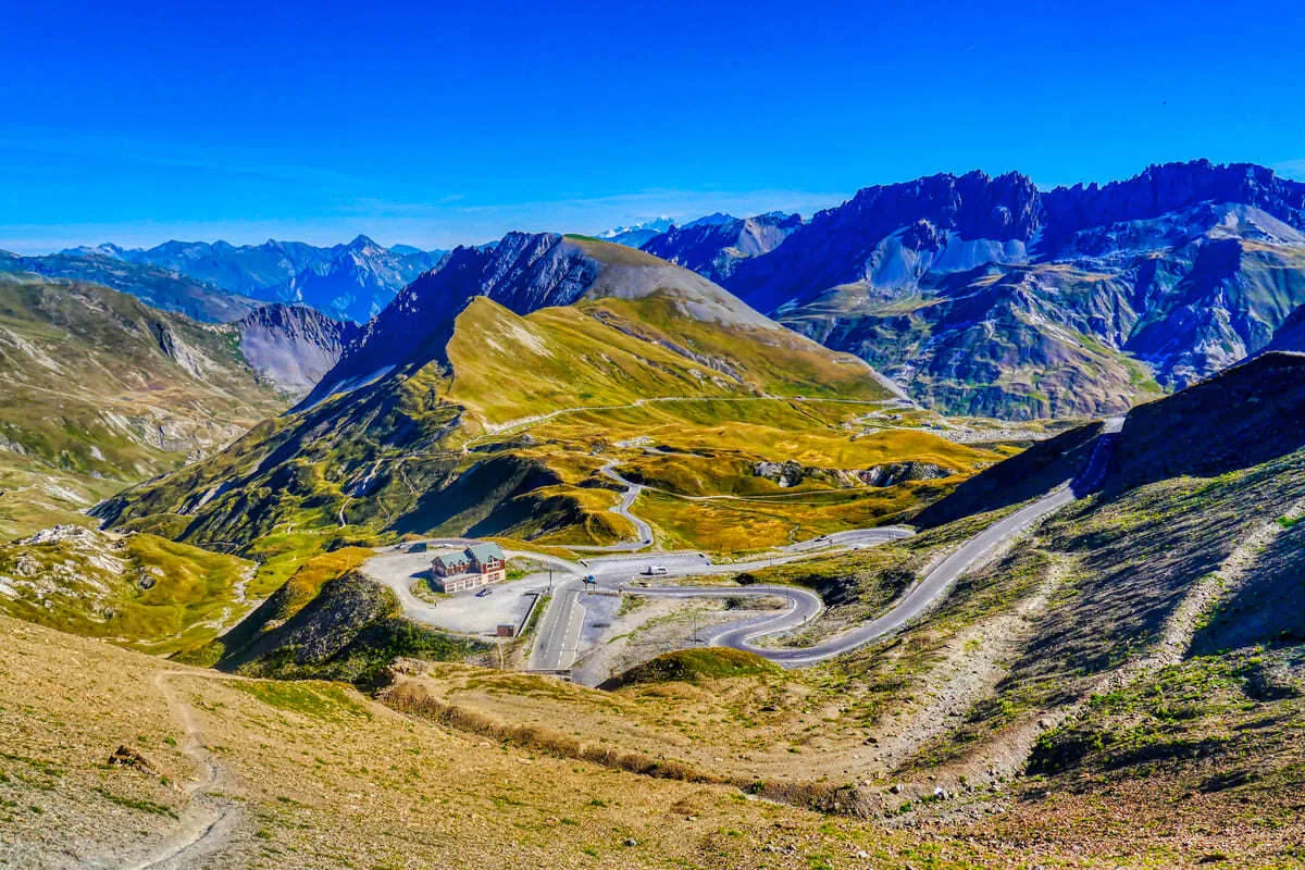Les virages de la route des grandes Alpes et la vue sur la chaine de montagne