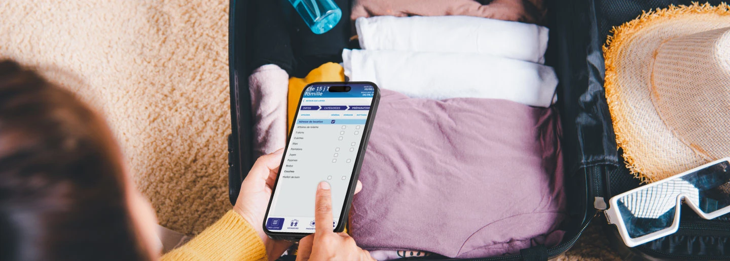 Une femme utilisant l'application partir-léger avec sa valide et ses affaires dedans