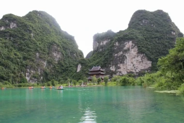 Deux montagnes de pics karstiques de la province de Ninh Binh avec une eau turquoise